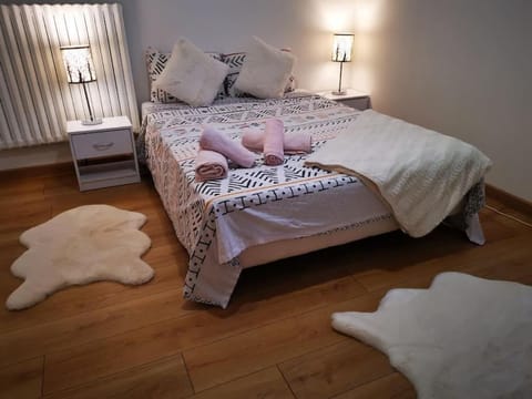 Bed, Photo of the whole room, Bedroom, towels