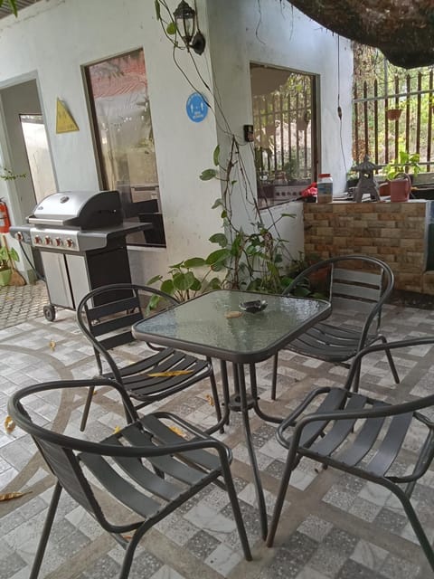 Property building, Patio, Garden, Kitchen or kitchenette, Seating area, Dining area, Communal kitchen, kitchen