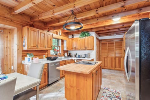 Kitchen or kitchenette, Dining area, dishwasher, minibar, pet friendly, stove