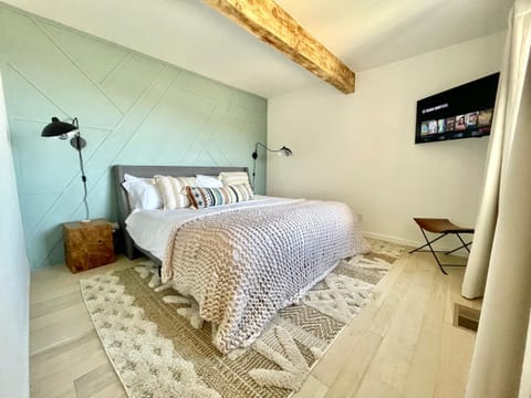 Photo of the whole room, Bedroom