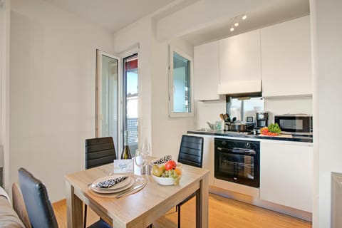 Kitchen or kitchenette, Dining area