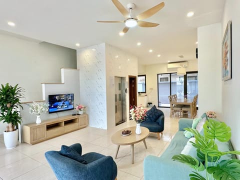 Communal lounge/ TV room, TV and multimedia, Kitchen or kitchenette, Living room, Seating area, Dining area