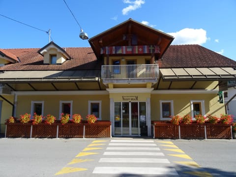Property building, Facade/entrance, Day, Decorative detail, Area and facilities