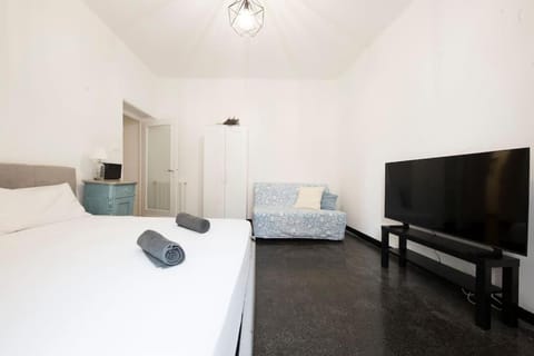 Bed, TV and multimedia, Photo of the whole room, Evening entertainment, Bedroom, towels, wardrobe