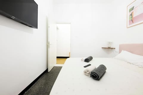 Bed, TV and multimedia, Photo of the whole room, Bedroom, towels