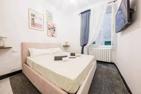 Bed, TV and multimedia, Photo of the whole room, Bedroom, towels