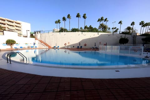 Swimming pool, sunbed