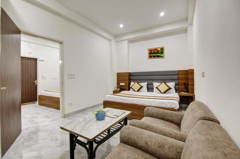 Bed, Seating area, Bedroom, Family