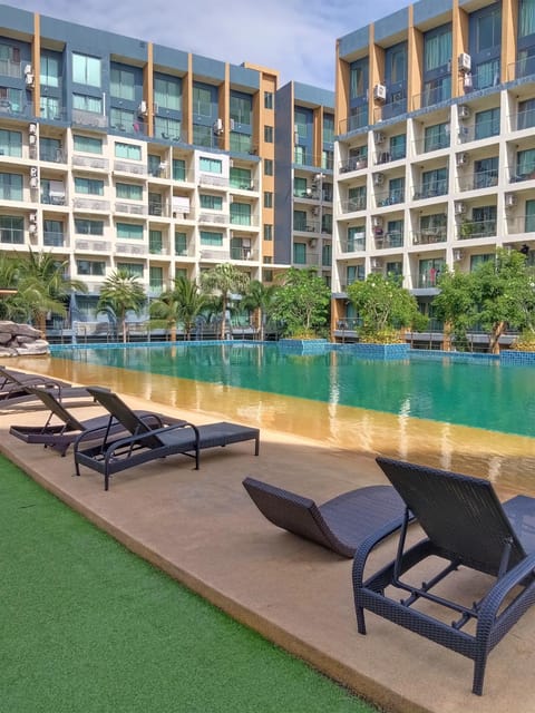 Property building, Day, Pool view, Swimming pool, sunbed