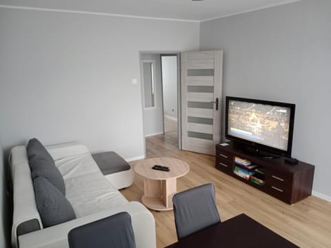 Communal lounge/ TV room, TV and multimedia, Living room, Seating area, Bedroom