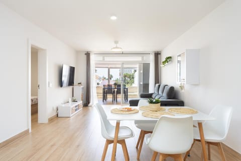 Communal lounge/ TV room, TV and multimedia, Living room, Dining area, Evening entertainment