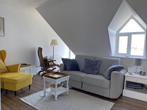 Living room, Seating area, internet