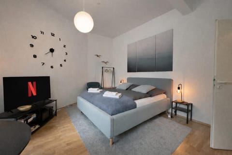 Communal lounge/ TV room, Bed, TV and multimedia, Living room, Photo of the whole room, Seating area, Evening entertainment, Bedroom