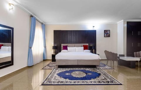 Bed, TV and multimedia, Living room, Photo of the whole room, Seating area, Bedroom