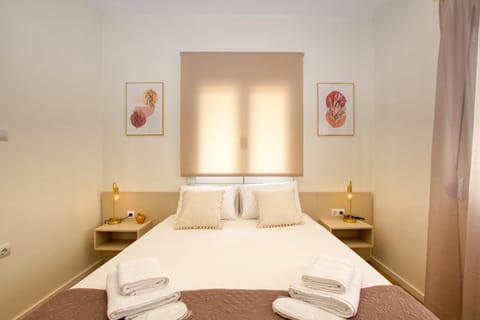 Bed, TV and multimedia, Bedroom, towels