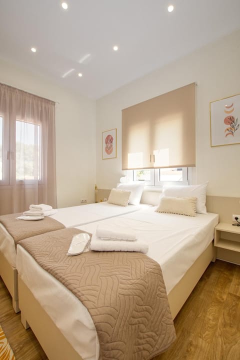 Bed, TV and multimedia, Bedroom, towels, air conditioner