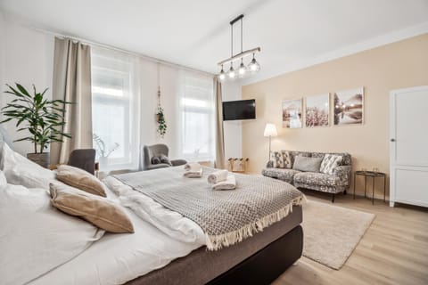 Bed, TV and multimedia, Living room, Photo of the whole room, Seating area, Bedroom