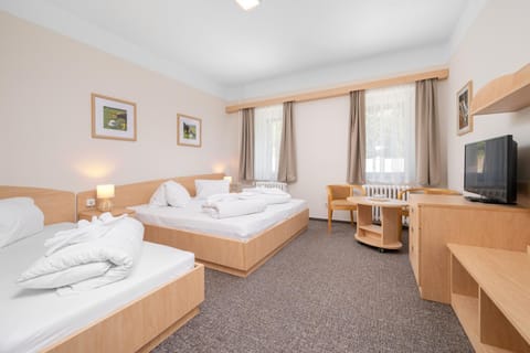 Bed, TV and multimedia, Photo of the whole room, Seating area, Bedroom