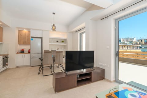 TV and multimedia, Balcony/Terrace, Kitchen or kitchenette, Living room, Seating area, City view, oven, stove