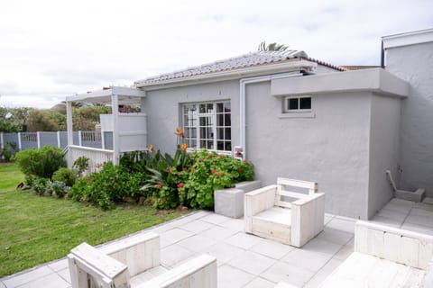 Property building, Patio, Day, Garden, Garden view, Swimming pool