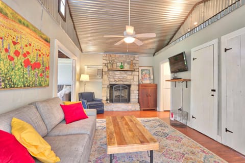 Creekside Cabins - The Getaway Cabin in Wimberley