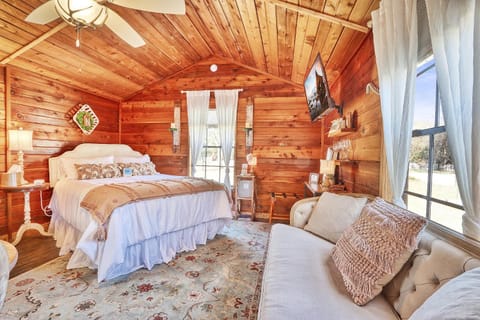 Creekside Cabins - The Nest Cabin in Wimberley