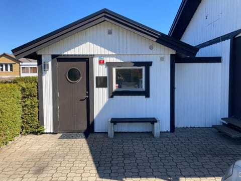 Property building, Facade/entrance, Day