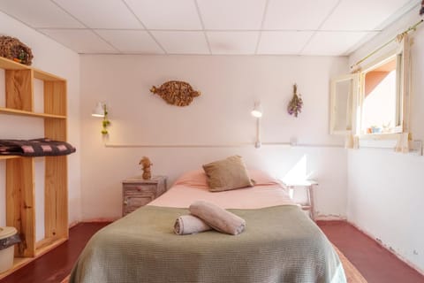 Bed, towels