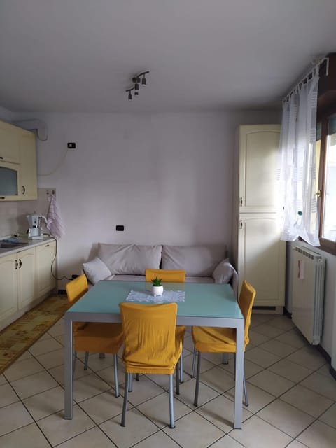 Kitchen or kitchenette, Dining area, stove
