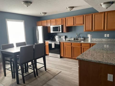 Beautiful 3 BR Townhome - Recently Updated! Apartment in Bloomington