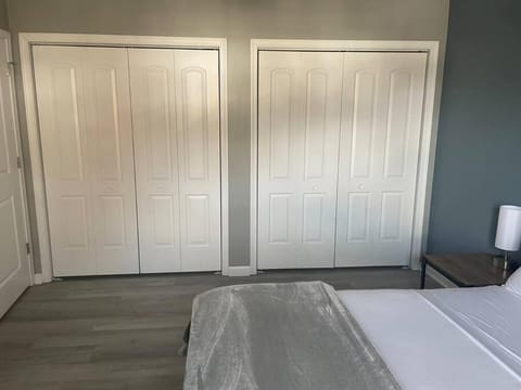 Beautiful 3 BR Townhome - Recently Updated! Apartment in Bloomington