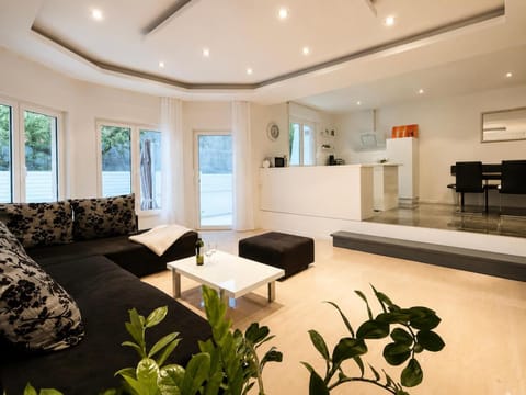 Kitchen or kitchenette, Living room, Seating area