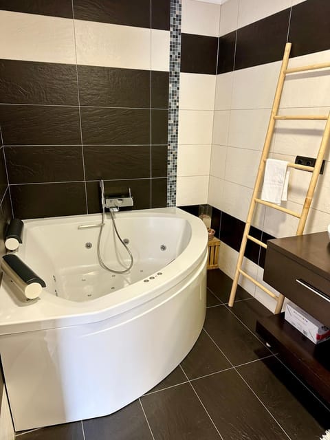 Hot Tub, Bathroom, Bath