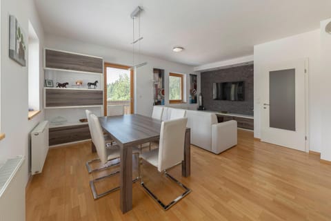TV and multimedia, Living room, Seating area, Dining area