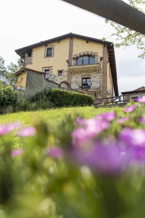 Property building, Spring, Garden view, Parking