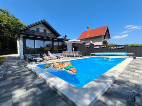 Property building, Day, Pool view, Swimming pool, sunbed