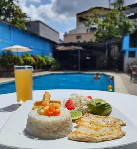 Property building, Patio, Restaurant/places to eat, Day, Food and drinks, Food, Pool view, Swimming pool, Breakfast, Drinks