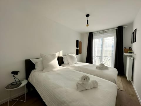 Bed, Photo of the whole room, Bedroom, children, young children, towels