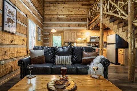 Our Bear Hideaway - Couples retreat, hot tub, pool table, arcade House in Pigeon Forge