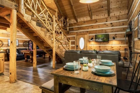 Our Bear Hideaway - Couples retreat, hot tub, pool table, arcade House in Pigeon Forge