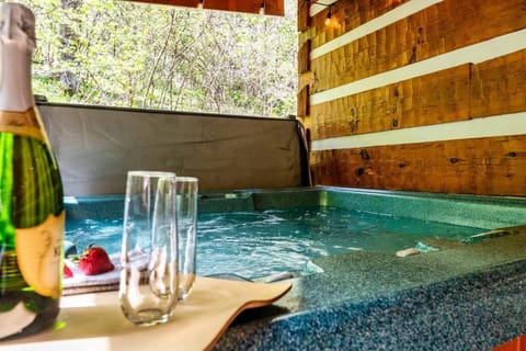 Our Bear Hideaway - Couples retreat, hot tub, pool table, arcade House in Pigeon Forge