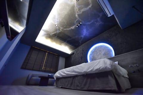 Bed, Seating area