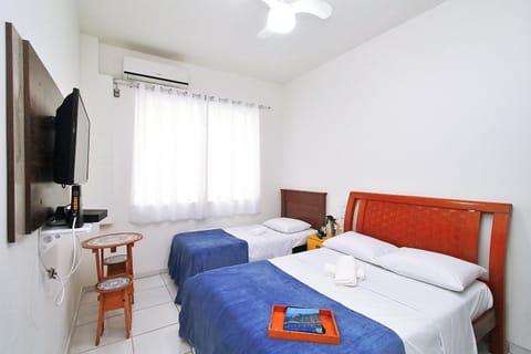 Bed, TV and multimedia, Photo of the whole room, Bedroom, fireplace, towels, air conditioner