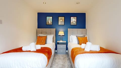 Bed, Photo of the whole room, Bedroom, towels