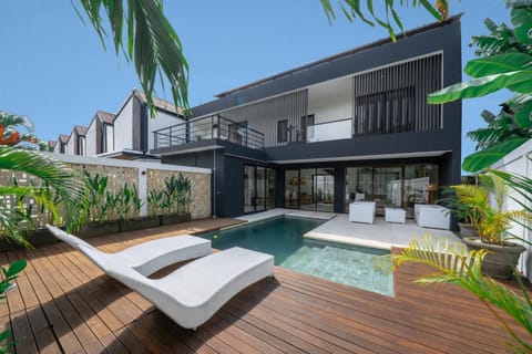 Property building, Patio, Day, Pool view, Swimming pool, sunbed