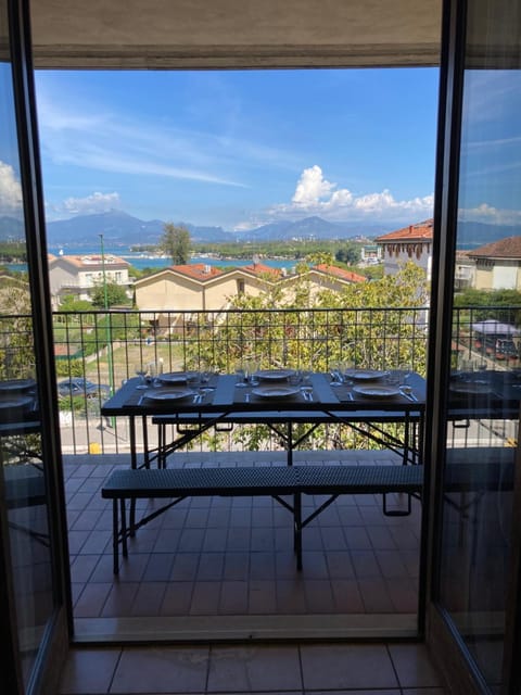 View (from property/room), Balcony/Terrace, Dining area, Lake view, Mountain view
