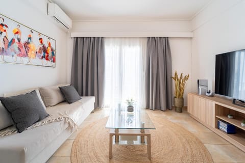 Communal lounge/ TV room, TV and multimedia, Seating area, air conditioner