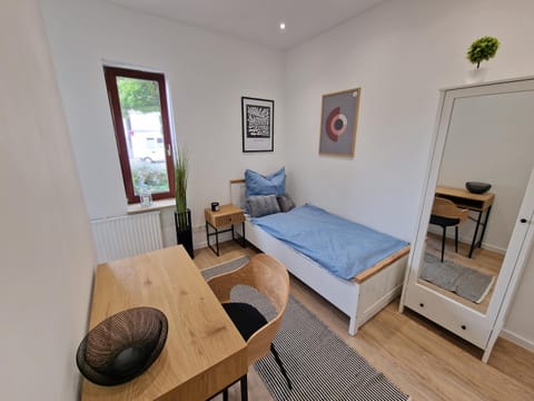 Bed, Photo of the whole room, Seating area, Dining area