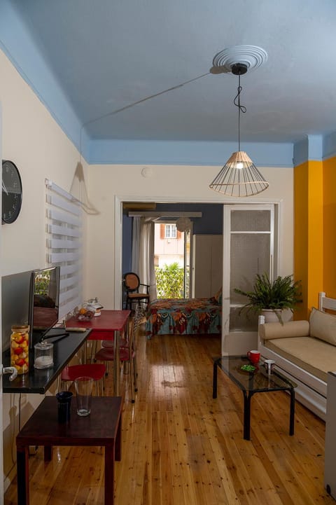 Bed, Living room, Seating area, Dining area, Pets