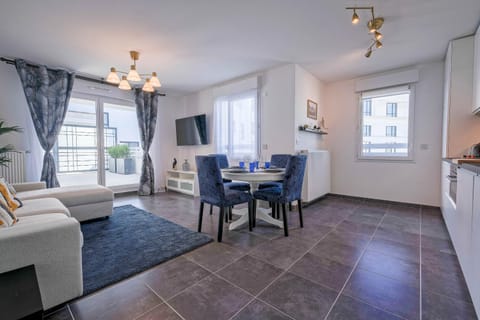 TV and multimedia, Kitchen or kitchenette, Living room, Dining area